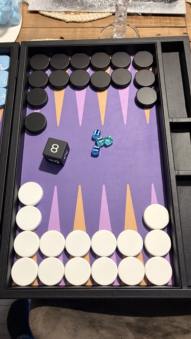 Lila spelplan med svarta och vita brickor