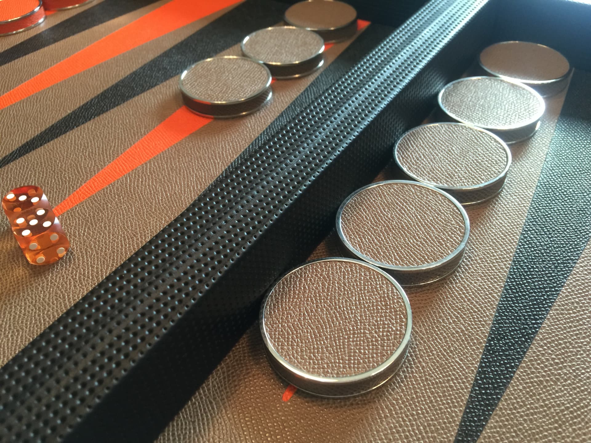 Silverbrickor och tärningar på spelplanen